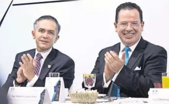  ??  ?? El jefe de gobierno, Miguel Ángel Mancera, y el presidente de la Canaco de la Ciudad de México, Humberto Lozano, en la toma de protesta de este último para mantenerse en el cargo por un año más.