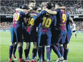  ?? FOTO: PEP MORATA ?? El Barça celebra el gol de Coutinho en Mestalla El Valencia, mucho mejor ahora