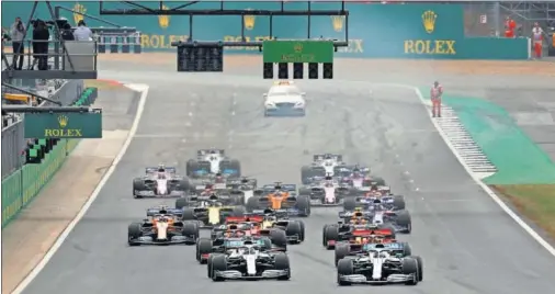  ??  ?? La salida del GP de Gran Bretaña de 2019, con Valtteri Bottas y Lewis Hamilton al frente de la parrilla. El británico venció aquella carrera.
