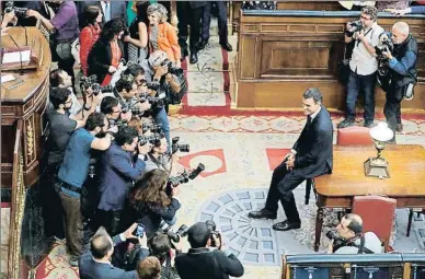  ?? EMILIO NARANJO / EFE ?? Pedro Sánchez, el viernes, en el Congreso tras la aprobación de la moción de censura a Rajoy