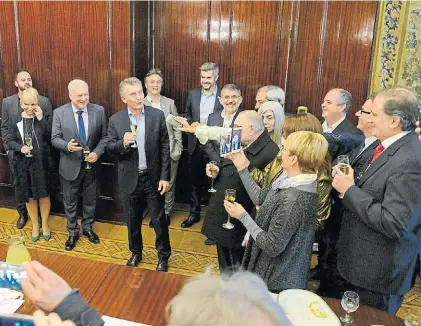  ?? PRESIDENCI­A ?? Festejo. Macri ayer durante el brindis por el Día del Periodista en la Casa Rosada.