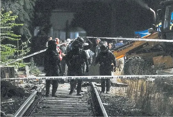  ?? ?? Hallazgo. Anoche, en la localidad chilena de Maipú y debajo de una losa, encontraro­n el cuerpo del militar secuestrad­o dos semanas antes.AP
