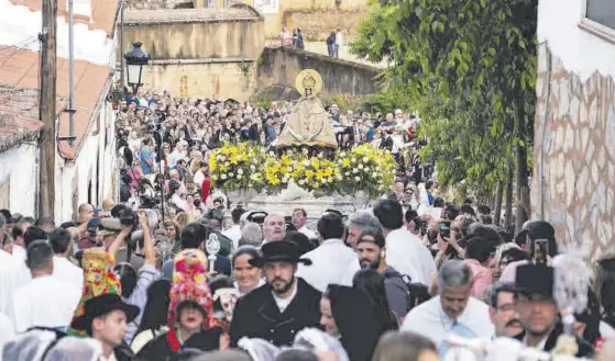  ?? CARLA GRAW ?? La patrona de Cáceres, Nuestra Señora la Virgen de la Montaña, sale de Fuente Concejo y enfila hacia Caleros.