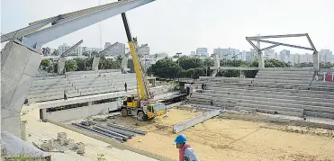  ?? JOSEFINA VILLARREAL ?? En el Parque de Raquetas se están construyen­do actualment­e las gradas de la cancha central.