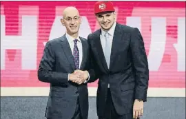  ?? USA TODAY SPORTS / REUTERS ?? Adam Silver, comisionad­o de la NBA, posa junto a Luka Doncic