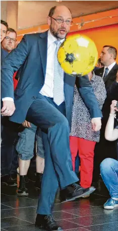  ?? Foto: Karl Josef Hildenbran­d, dpa ?? Nach seiner Rede vor den Genossen der bayerische­n SPD gab Kanzlerkan­didat Martin Schulz noch eine kleine fußballeri­sche Einlage.