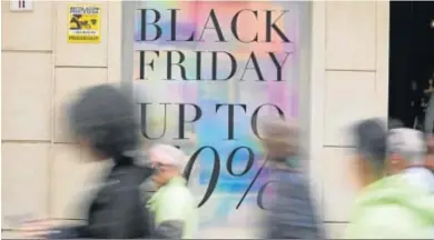  ?? JAVIER ALBIÑANA ?? El ‘Black Friday’ pone el escenario. Respecto a los personajes, nunca son lo que parecen.