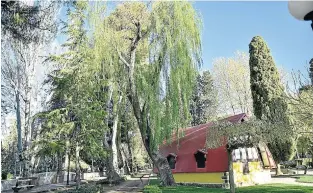  ?? ?? La Casita de Blancaniev­es, un espacio de cuento entre los árboles.