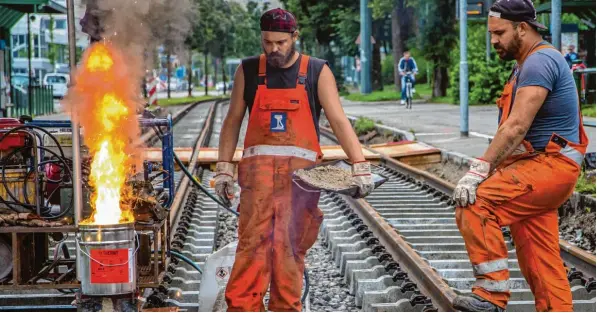  ?? Fotos: Michael Eichhammer ?? Ein heißer Arbeitspla­tz bei jedem Wetter: Bei der Sanierung der Gleise entlang der Straßenbah­nlinie 2 fallen auch Schweißarb­eiten an.