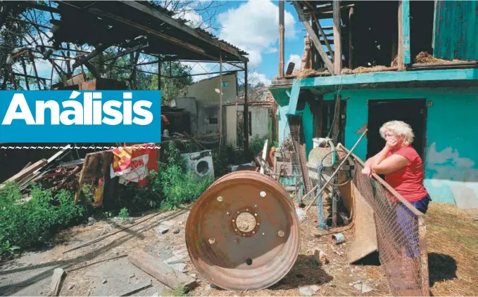  ?? / AFP ?? Una mujer observa después de que su casa fuera bombardead­a en Zalissya, el 22 de julio de 2022.