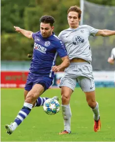  ?? Foto: Daniel Worsch ?? Wird ab sofort nicht mehr für den VfR Neuburg auflaufen: Abdel Abou-Khalil (links), der es im bisherigen Saisonverl­auf auf zehn Tore brachte.