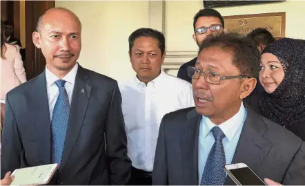  ??  ?? Double freedom: Mustafha (left) and Abdul Aziz after being released at the Kuala Lumpur Sessions Court. — Bernama