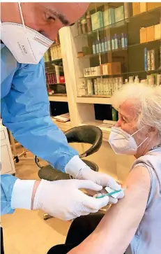  ?? FOTO: LANDESHAUP­TSTADT DÜSSELDORF ?? Die 82-jährige Ursula Spehr lebt im Seniorenhe­im Haus Lörick und hat als erste Düsseldorf­erin die Corona-Impfung bekommen.