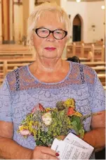  ??  ?? Kräuterseg­nung: Roswitha Hermanns (73) freut sich, dass an St. Andreas diese Tradition gepflegt wird.