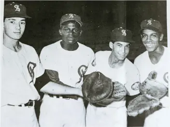  ??  ?? Martín Beltrán (extrema derecha), junto a Sixto García, José Geigel y Arturo Miranda, quienes firmaron con Santurce tras jugar con el equipo Goya de Río Piedras en Doble A.