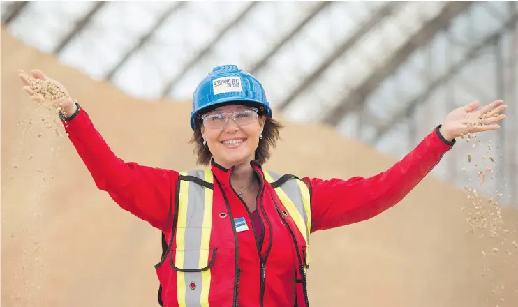  ?? — THE CANADIAN PRESS FILES ?? B.C. Liberal Leader Christy Clark dons one of her favourite accessorie­s — the hard hat — for a campaign appearance in North Vancouver last week.