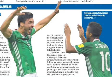  ?? AFP ?? Osvaldo Alanis y Giovani Dos Santos celebraron ante Honduras.