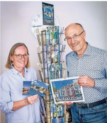  ?? RP-FOTO: ANNE ORTHEN ?? Martina Märkle und Georg Eichenauer präsentier­en Karten und Kalender mit Düsseldorf­er Ansichten. Sie verkaufen auch Kartenstän­der, die sie je nach Kundenwuns­ch individuel­l gestalten.