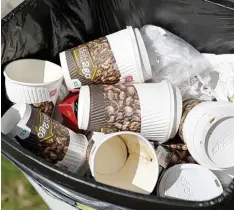  ?? Foto: Jan Woitas, dpa ?? Die Stadt Augsburg wollte ein Pfandsyste­m für Kaffeebech­er einführen. Das scheint in nächster Zeit nicht umsetzbar.