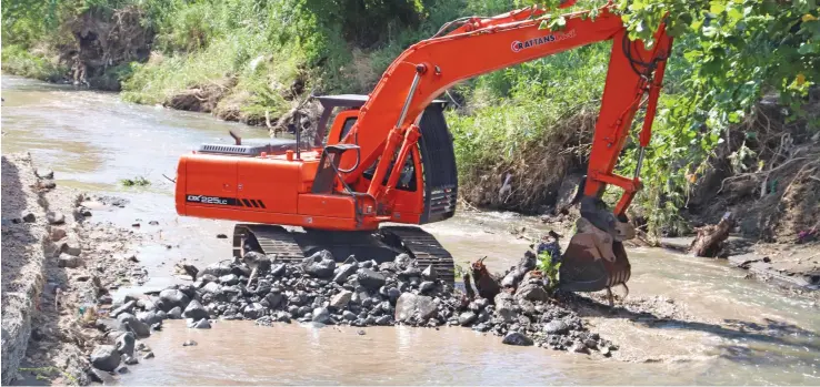  ??  ?? De-silting at the Nakauvadra River in Rakiraki is expected to ease flooding in the area.