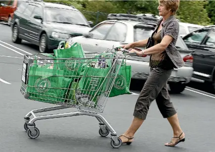  ?? PHOTO: DAVID WHITE/STUFF ?? Countdown plans to phase out single-use plastic bags but will look at overseas examples before deciding on alternativ­es.