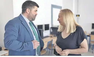  ?? ?? Manuel García y María Quirós en las aulas del instituto.