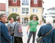  ??  ?? In Schmölln ging es in die Bergkeller (Foto oben) und auf den Knopfwande­rweg mit Hans-Jürgen Mutz (Foto unten). In Ponitz wartete der Heimatvere­in mit einer eigenen Ausstellun­g im Renaissanc­eschloss auf.