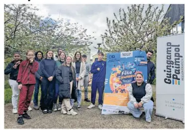  ?? ?? Léo Robin (derrière l’affiche) va recevoir l’aide de jeunes du soutien éducatif, de bénévoles et de SNU (service national universel) pour le déroulemen­t de la fête de la jeunesse.