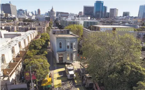  ?? Carlos Avila Gonzalez / The Chronicle ?? The twostory Victorian Englander House is transporte­d from 807 Franklin St. around a corner to 635 Fulton St. on Sunday.