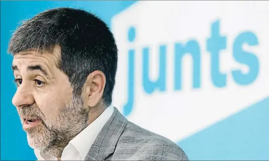  ?? ANDREU DALMAU / EFE ?? El secretario general de Junts per Catalunya, Jordi Sànchez, durante la rueda de prensa de ayer en la sede del partido en Barcelona