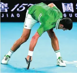  ?? EUROPA PRESS ?? Djokovic golpea la raqueta contra el suelo hasta destrozarl­a en los cuartos de final