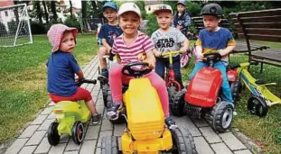  ??  ?? Tretautos, Traktoren und Laufräder begeistern jetzt die Kinder in Bischleben. Aus dem Erlös einer Straßensam­mlung haben sie das Spielgerät bekommen. Foto: Marco Schmidt