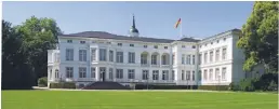  ??  ?? Das Palais Schaumburg war der erste Amtssitz der Bundeskanz­ler. Heute dient es den Regierungs­chefs als Bonner Dienstsitz. Es liegt in einem weitläufig­em Park mit historisch­em Baumbestan­d.