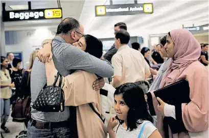  ?? REUTERS ?? Encuentro. Viajeros de países musulmanes se saludan a su arribo al aeropuerto de Washington.