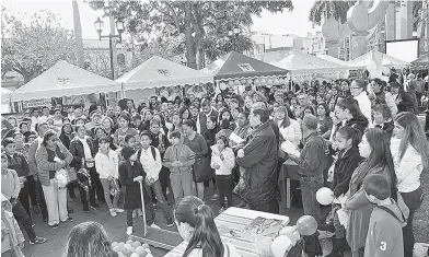  ??  ?? ACUDIÓ UN ESTIMADO de dos mil personas a la Feria Pastoral de la plaza de Armas.