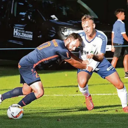  ?? SOBE ?? Treibach (rechts Dominic Kahlhammer) gewann das Derby gegen Kraig (Patrick Striednig) mit 3:1