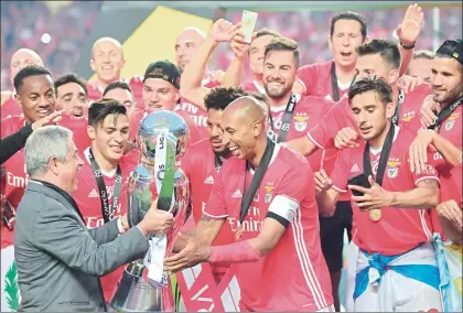  ??  ?? Luis Felipe Vieira, presidente del Benfica, entregó el trofeo de la liga portuguesa al defensa brasileño Luisao. A la izquierda del directivo se encuentra el delantero mexicano ■ Foto Afp