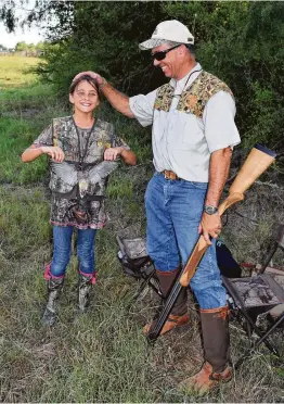  ?? Ralph Winingham / Contributo­r ?? Mia Rodriguez, 9, shows off a mourning dove bagged with the assistance of Bob Thornton of the Texas Dove Hunters Associatio­n.