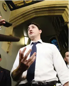  ?? SEAN KILPATRICK / THE CANADIAN PRESS ?? Liberal MP Jody Wilson-Raybould and Prime Minister Justin Trudeau are surrounded by reporters on Parliament Hill on Wednesday.