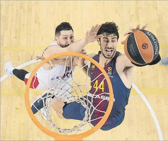  ?? FOTO: GETTY IMAGES ?? Ante Tomic se dispone a machacar ante Kurbanov en un duelo entre Barça y CSKA Moscú. El pívot croata debe responder ya a la última oferta de renovación del Barça Lassa