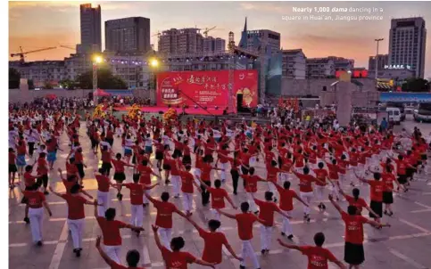  ??  ?? Nearly 1,000 dama dancing in a square in Huai'an, Jiangsu province