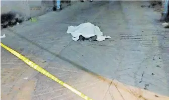  ?? /EDUARDO TLACHI ?? Un joven fue asesinado de al menos tres impactos de bala en la colonia Atenco, en el municipio de Santa Isabel Tetlatlahu­ca