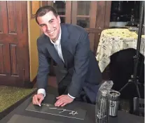  ?? BILL GLAUBER / MILWAUKEE JOURNAL SENTINEL ?? Alex Lasry signs a plaque at the Newsroom Pub after giving an update on Milwaukee’s bid to host the 2020 Democratic National Convention.