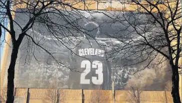  ?? Rocky Widner Getty Images ?? L eBRON JAMES returned to Cleveland and so did his larger-than-life banner near the Cavaliers’ arena.