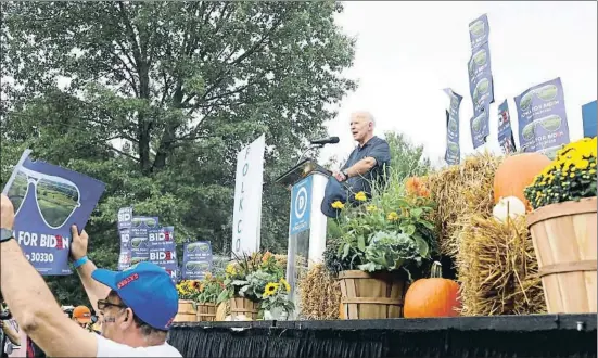  ?? KATHRYN GAMBLE / REUTERS ?? El exvicepres­idente Joe Biden, durante un acto electoral, el pasado sábado en Des Moines, Iowa