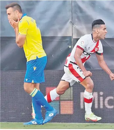  ?? EFE ?? Falcao celebra un gol mientras Cala se tapa la boca en el Rayo-cádiz de hace dos temporadas.