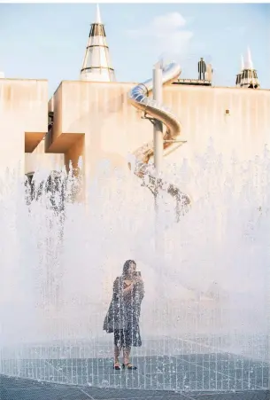  ?? FOTO: LAURIN SCHMID/ KUNST- UND AUSSTELLUN­GSHALLE DER BUNDESREPU­BLIK DEUTSCHLAN­D ?? Jeppe Heins Wasserwänd­e vor der neuen Rutsche von Carsten Höller, die sich vom Dach der Bundeskuns­thalle hinabschlä­ngelt.