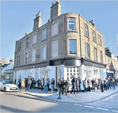  ?? Pictures: Kris Miller. ?? A sizeable queue of music lovers outside Assai in Broughty Ferry.