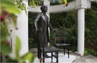  ?? ANNIE SAKKAB/WATERLOO REGION RECORD FILE PHOTO ?? This statue at Wilfrid Laurier University shows prime minister John A. Macdonald holding out two chairs, presumably for the “two founding nations” — which doesn’t sit well with Kim Anderson.