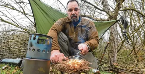  ?? Foto: Marcus Merk ?? Ulrich Dehler ist ein Bushcrafte­r. Bushcrafti­ng ist sein Hobby. Das heißt, er zieht mit wenig Gepäck und Essen durch den Wald. Dazu muss er wissen, wie man Feuer macht und sich einen Unterstand baut.